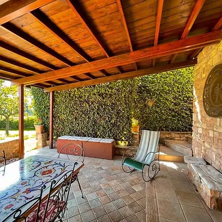 Lia, Casa In Collina Con Piscina. Daire *